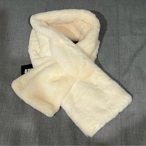 APPARIS Bambi Faux Fur Scarf Ultra Soft Pull-Through Style Ivory Cream - Picture 2 of 5